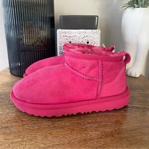 UGG Little Girls Size 11 Classic Ultra Mini Boots Fuschia Pink Berry Warm Suede